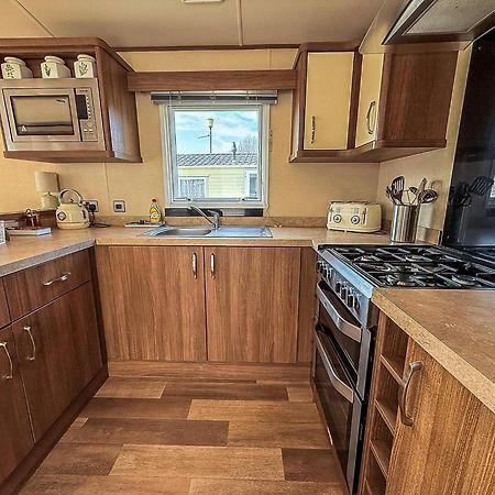 Gorgeous 6 Berth Caravan With Decking And Wi-Fi At Broadland Sands Ref 20377Bs Hopton on Sea Exteriör bild