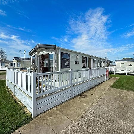 Gorgeous 6 Berth Caravan With Decking And Wi-Fi At Broadland Sands Ref 20377Bs Hopton on Sea Exteriör bild