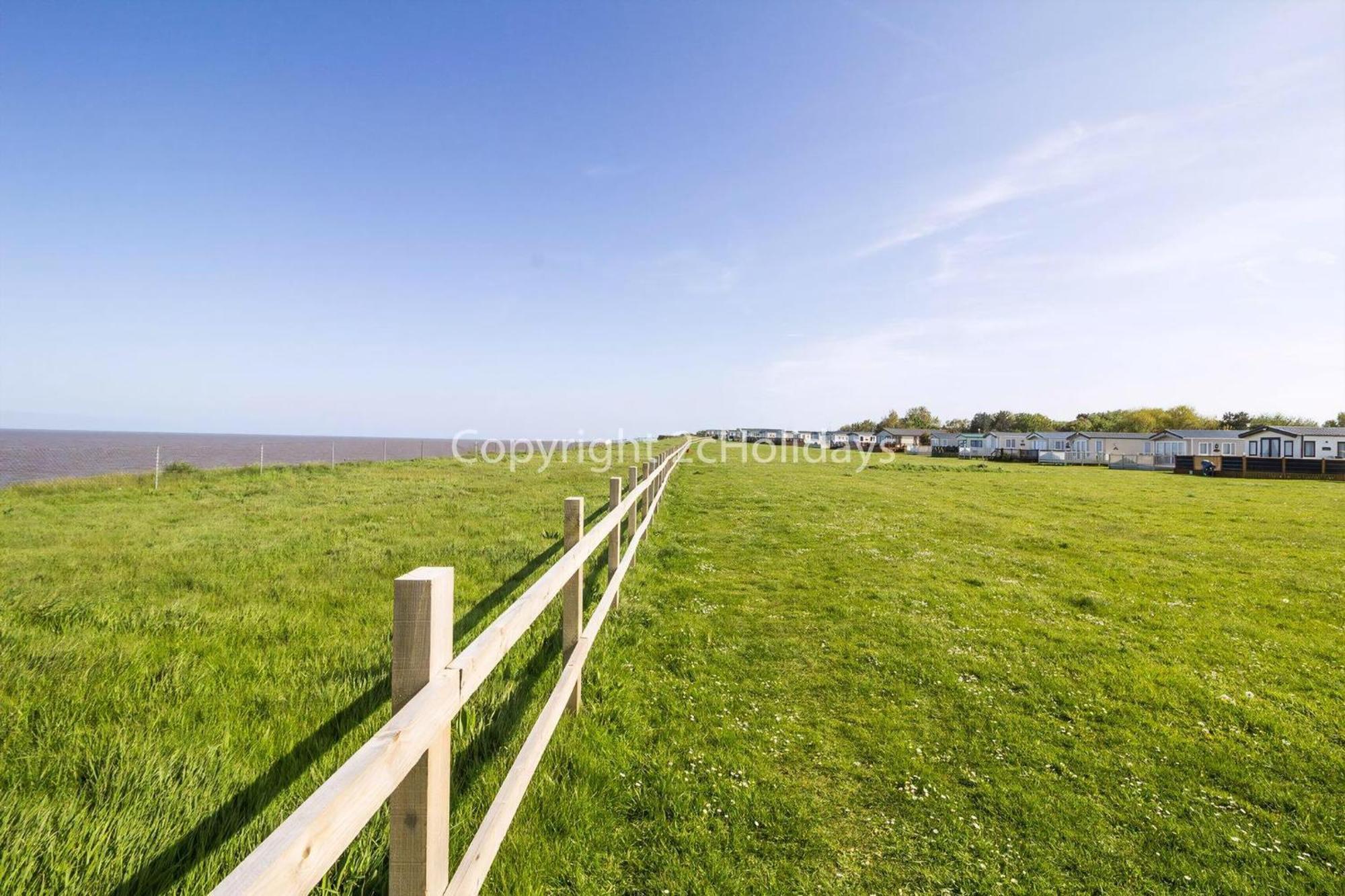 Gorgeous 6 Berth Caravan With Decking And Wi-Fi At Broadland Sands Ref 20377Bs Hopton on Sea Exteriör bild