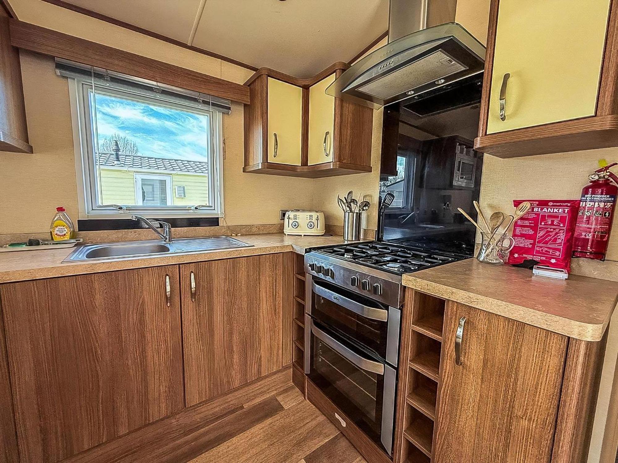 Gorgeous 6 Berth Caravan With Decking And Wi-Fi At Broadland Sands Ref 20377Bs Hopton on Sea Exteriör bild