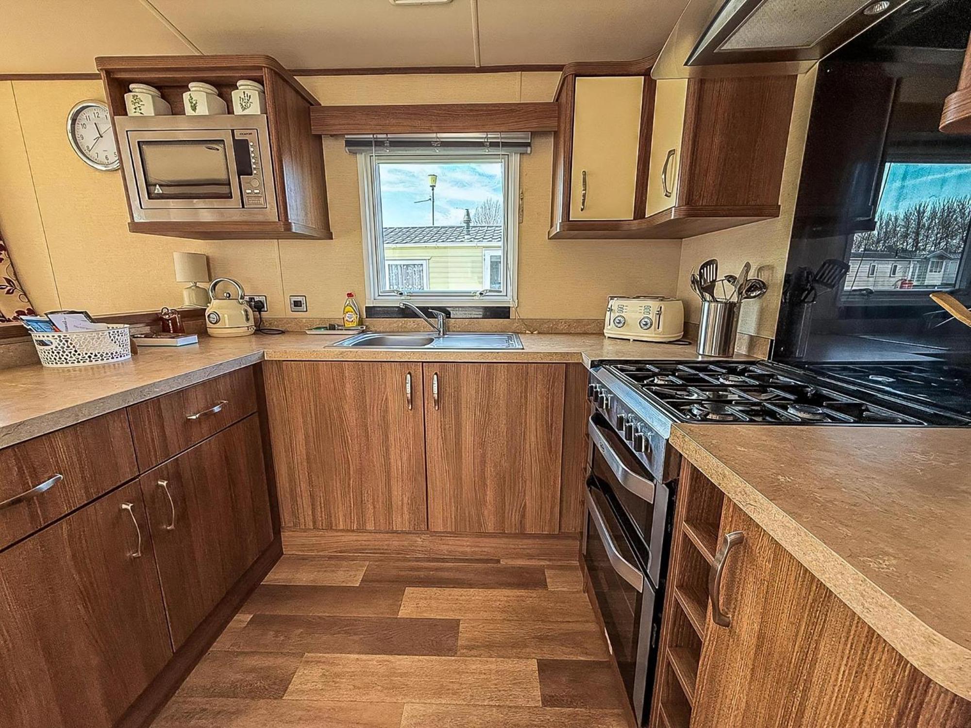 Gorgeous 6 Berth Caravan With Decking And Wi-Fi At Broadland Sands Ref 20377Bs Hopton on Sea Exteriör bild