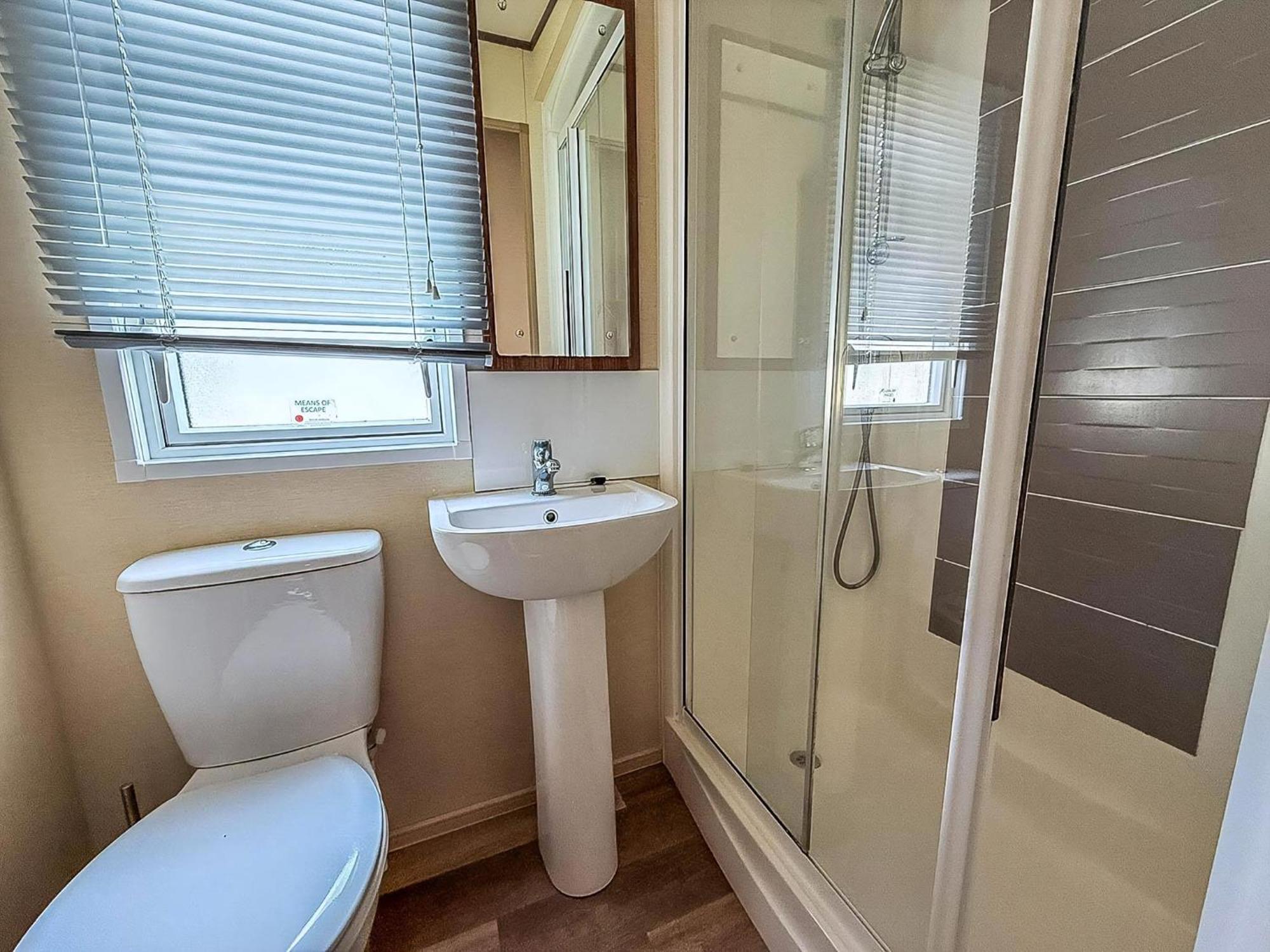 Gorgeous 6 Berth Caravan With Decking And Wi-Fi At Broadland Sands Ref 20377Bs Hopton on Sea Exteriör bild