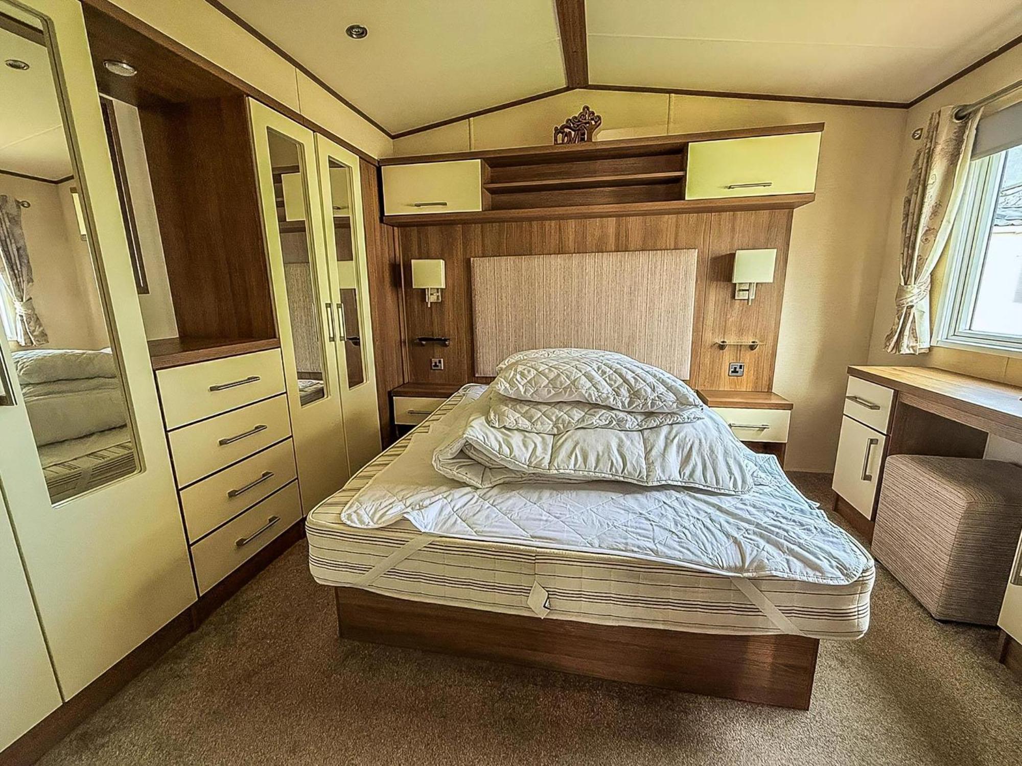 Gorgeous 6 Berth Caravan With Decking And Wi-Fi At Broadland Sands Ref 20377Bs Hopton on Sea Exteriör bild