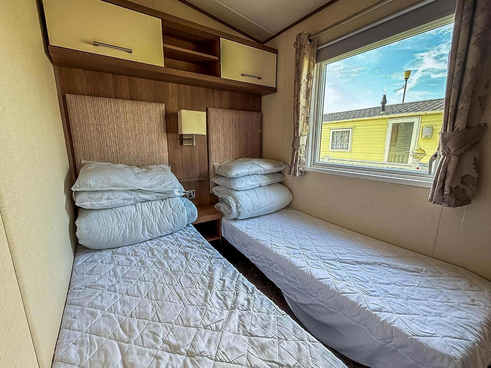 Gorgeous 6 Berth Caravan With Decking And Wi-Fi At Broadland Sands Ref 20377Bs Hopton on Sea Exteriör bild