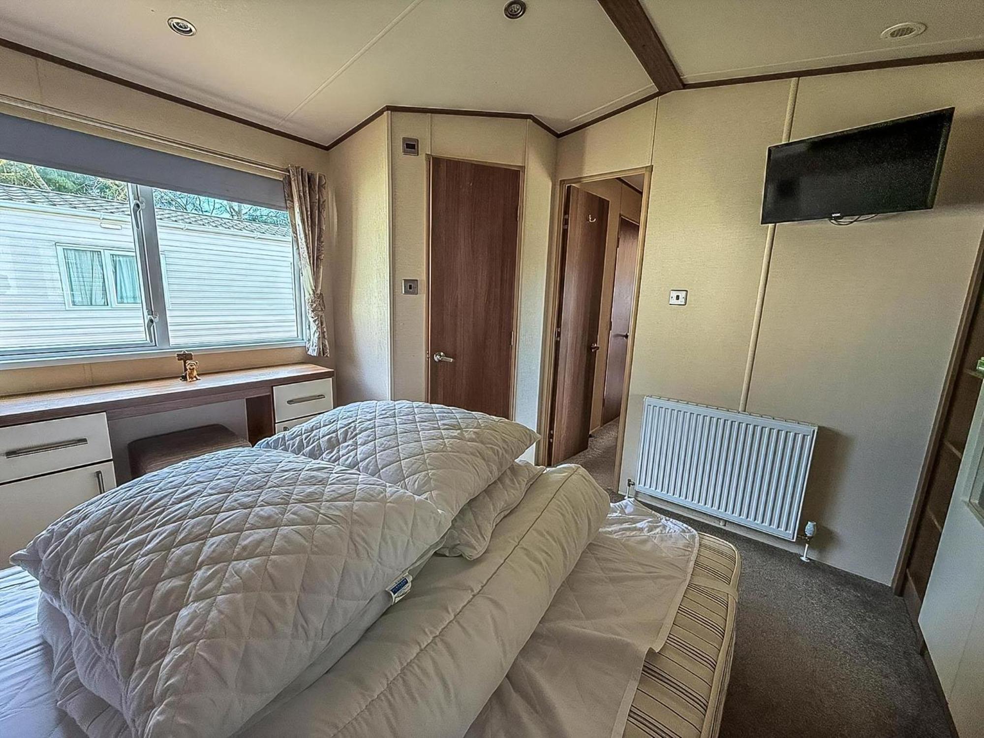 Gorgeous 6 Berth Caravan With Decking And Wi-Fi At Broadland Sands Ref 20377Bs Hopton on Sea Exteriör bild