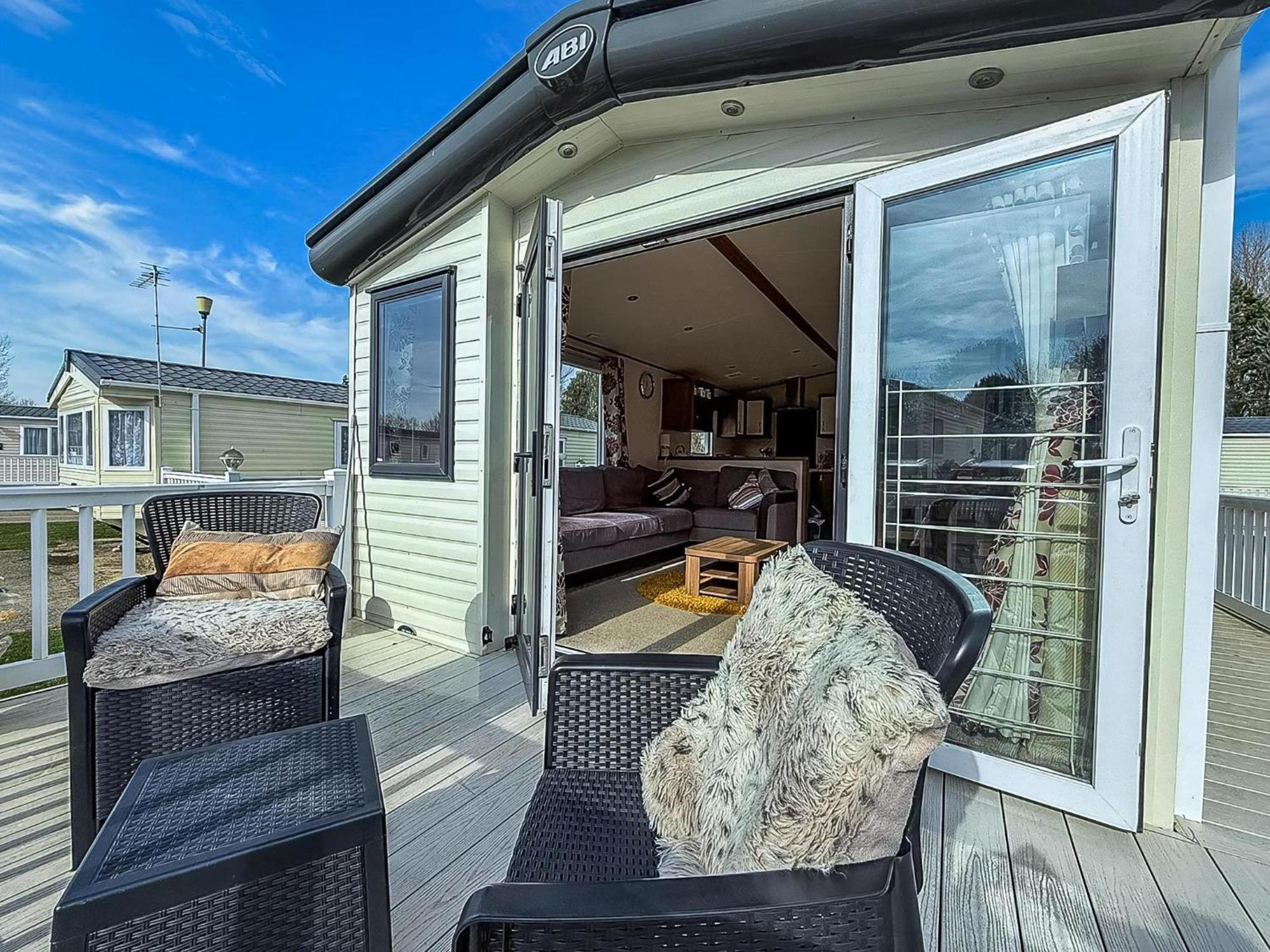 Gorgeous 6 Berth Caravan With Decking And Wi-Fi At Broadland Sands Ref 20377Bs Hopton on Sea Exteriör bild